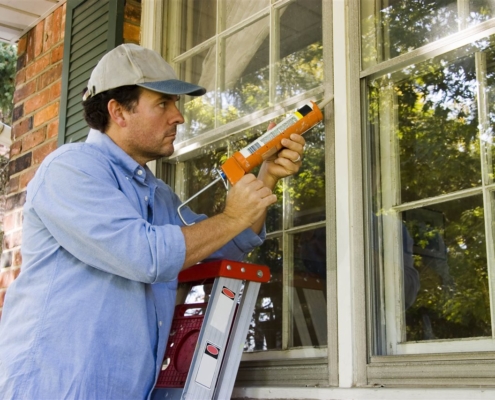 a contractor Sealing window | On Target Home Inspection | winter home problem Orland Park